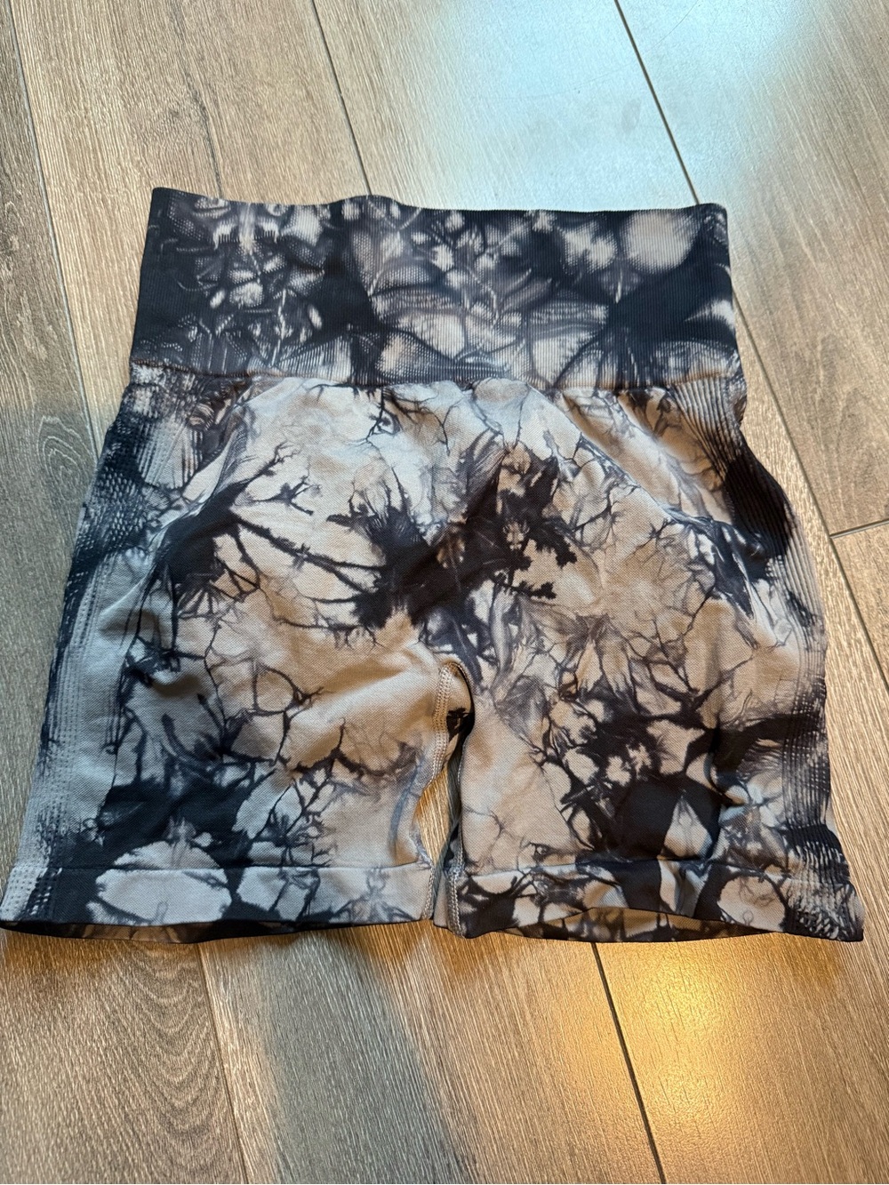 High-Rise Tie-Dye Bike Shorts - Gray and Black